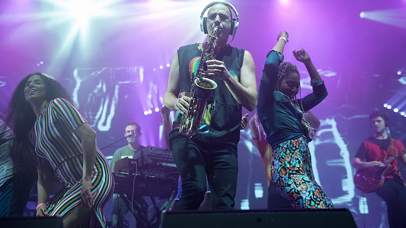 שלומי אלון והרקדנים בהופעה של הדג נחש