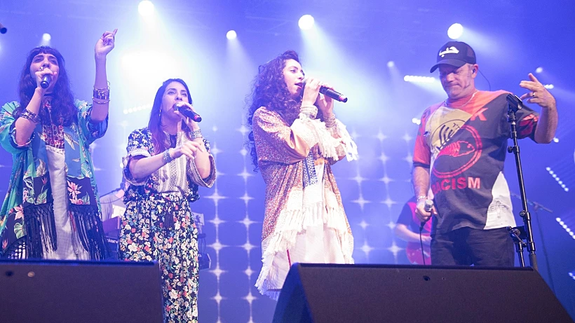 להקת A-WA מתארחת בהופעה של הדג נחש