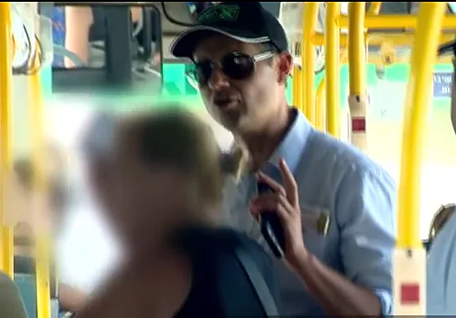 הנוסעת ויקי והפקח רפי, בעימות באוטובוס