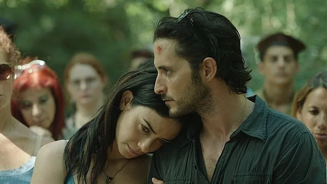 בשבילה גיבורים עפים( צילום מסך)