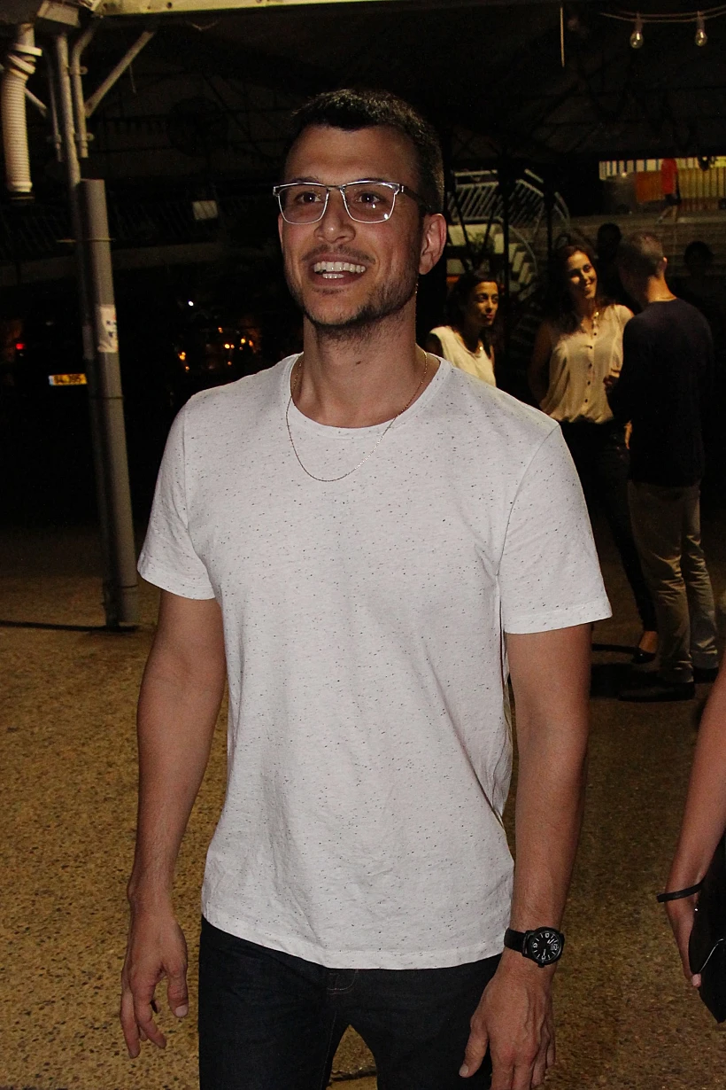 אסי עזר. חוגג בלבן