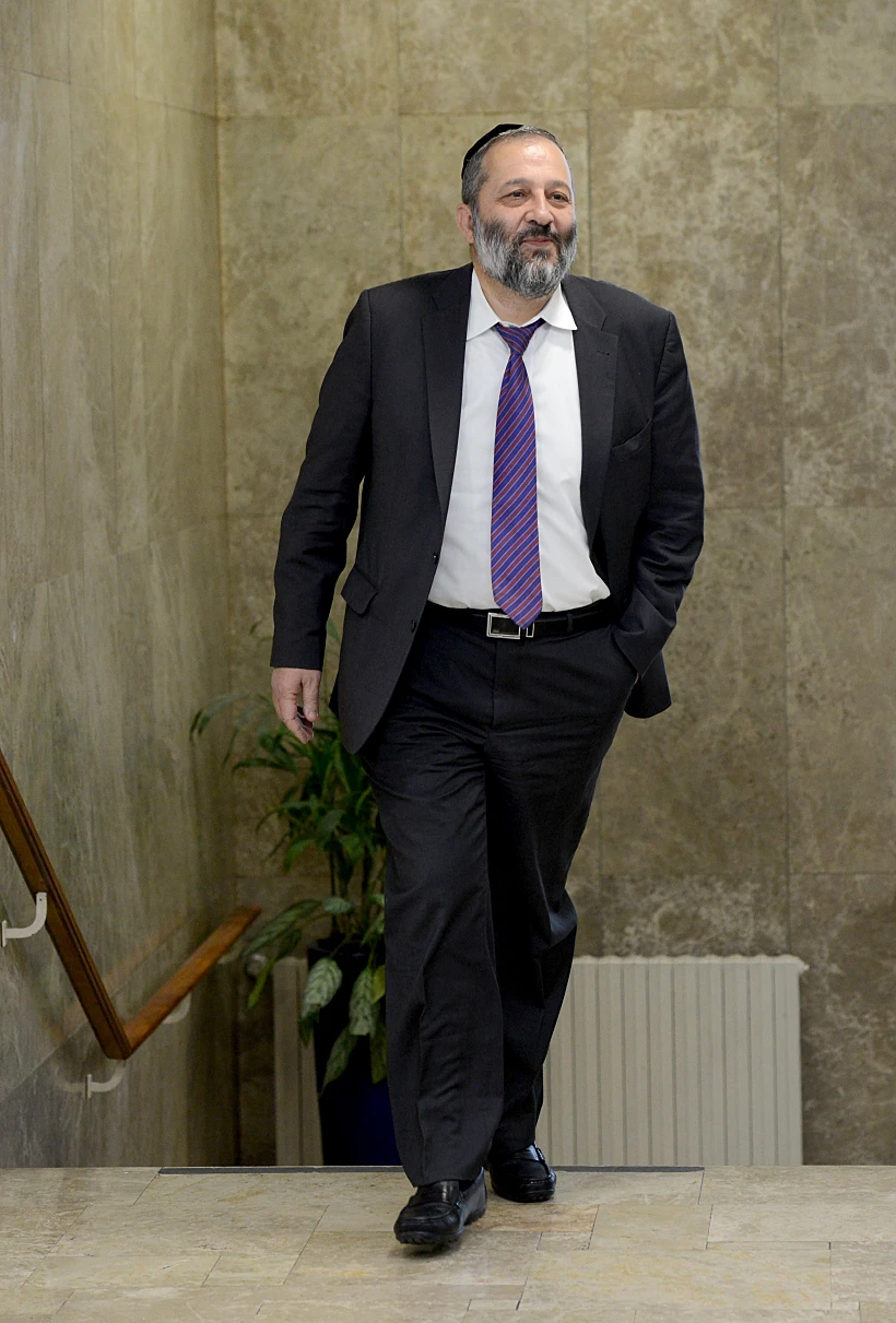 שר הפנים דרעי בלשכתו