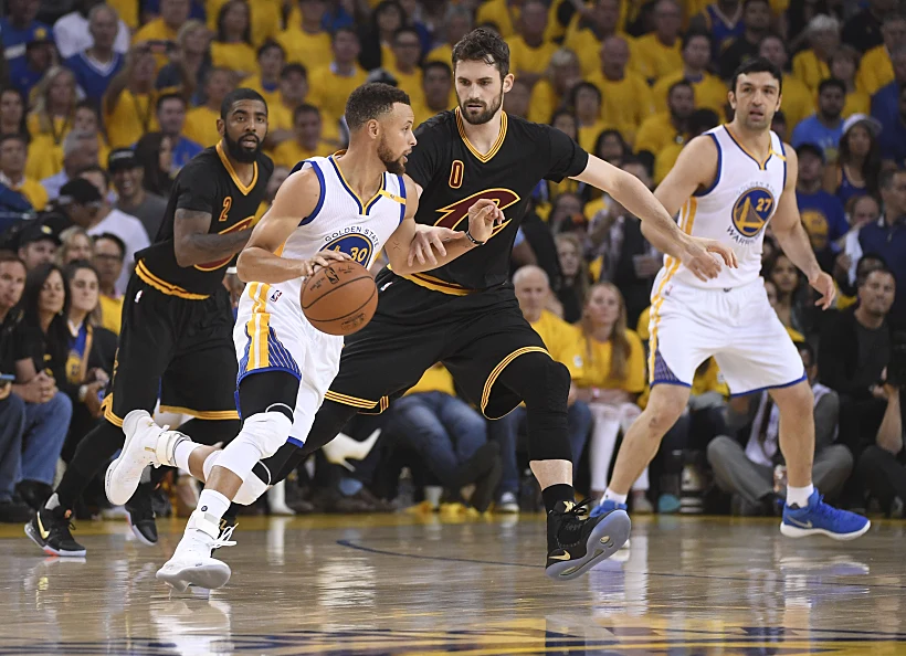 סטף קארי מול קווין לאב במשחק 5 בגמר ה-NBA 2017