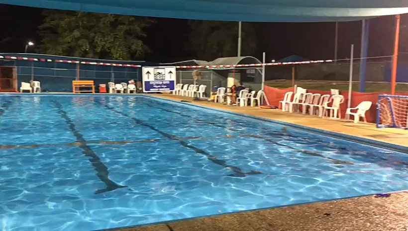 הבריכה הריקה לאחר צבע אדום