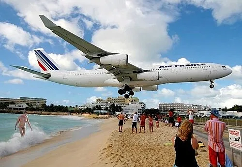 גבר עירום בנחיתת מטוס בחוף