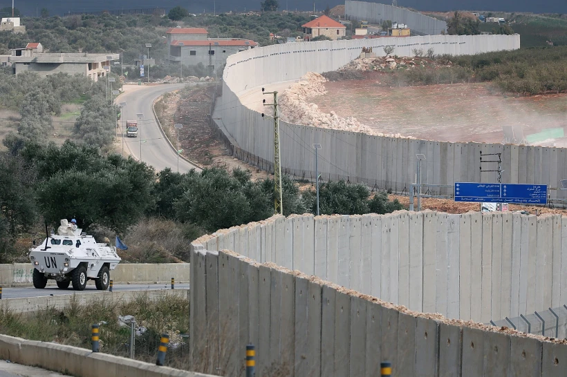 כוח צבאי לשמירת שלום מטעם האומות המאוחדות שמוצב בדרום לבנון בסיור ליד הגדר