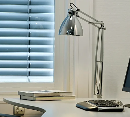 מנורת שולחן מתכווננת