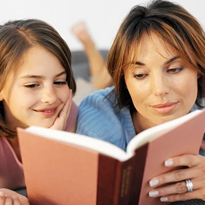 אמא ובת קוראות ספר