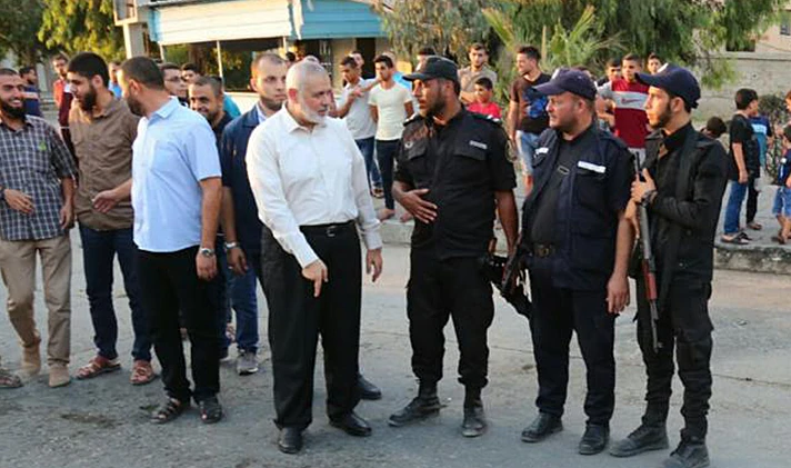 אסמאעיל הניה בסיור במקומות בהם ארעו פיגועי ההתאבדות