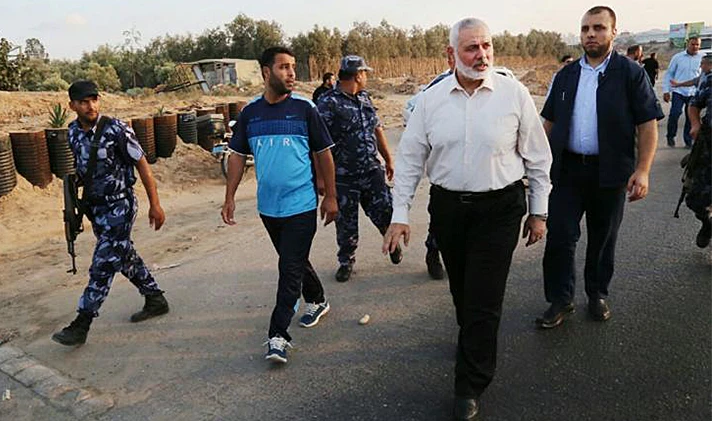 אסמאעיל הניה בסיור במקומות בהם ארעו פיגועי ההתאבדות