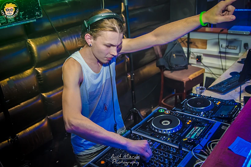 מיילסטון 2 - Sanchuk