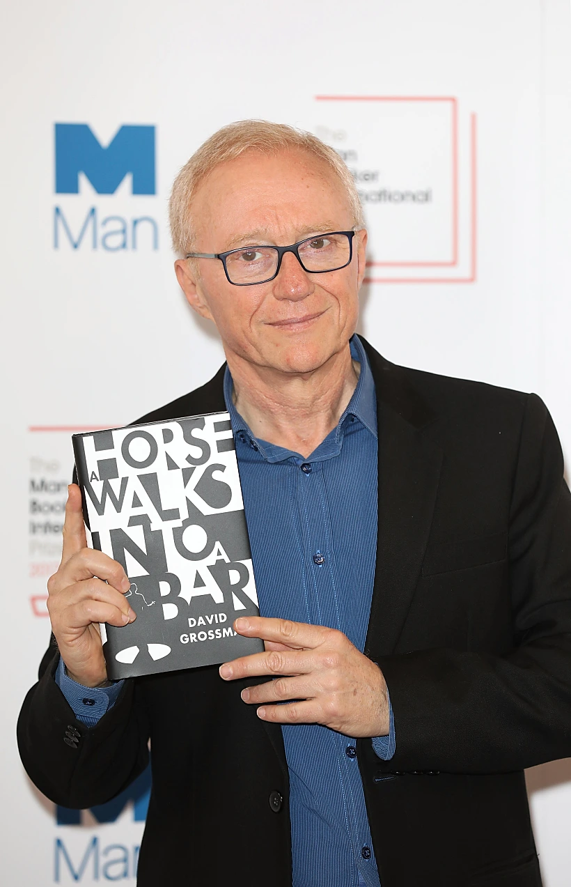 דויד גרוסמן עם ספרו 