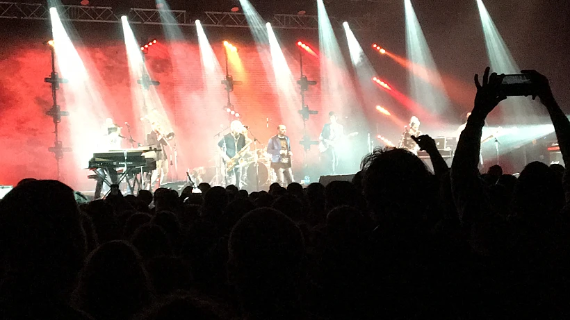 הדג נחש עושים כבוד לאהובה עוזרי בהופעה בהאנגר 11