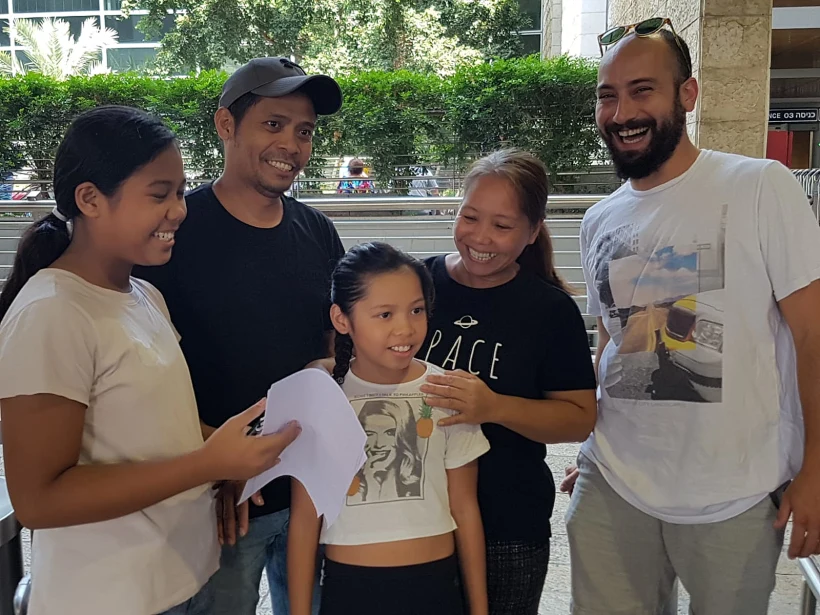 האחיות מיקה ומאורין, והוריהן שילה ורנדי, שוחררו ממעצר