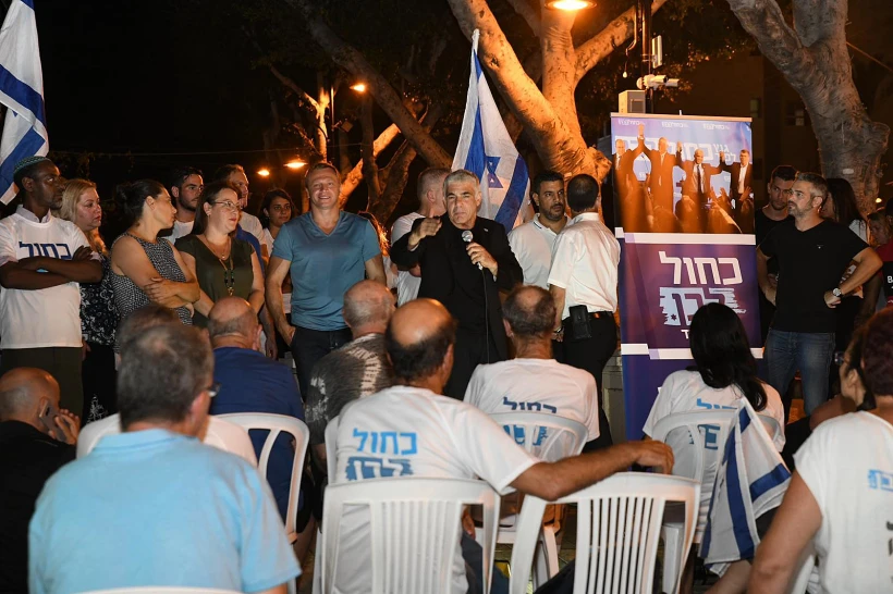 יאיר לפיד בכנס כחול לבן ברחובות