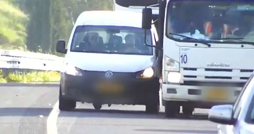 התנגשות בין משאית לרכב שמנסה להשתלב