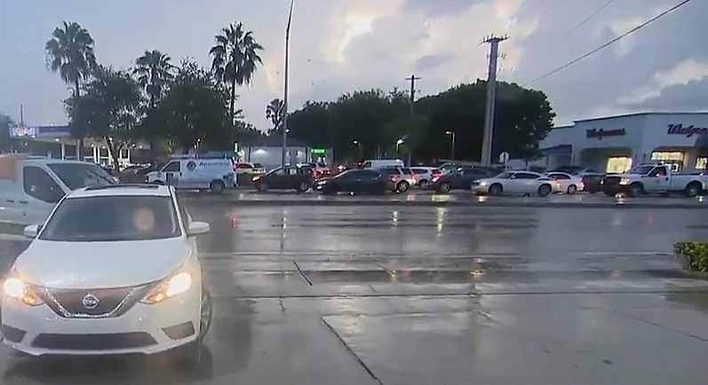 תור רכבים מחוץ לתחנת דלק בארה''ב