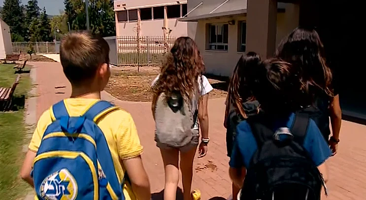 ילדים פותחים את שנת הלימודים