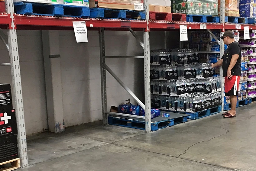 אנשים ממהרים לקנות אספקה  לקראת הגעתו של הוריקן דוריאן בפלורידה, ארה''ב