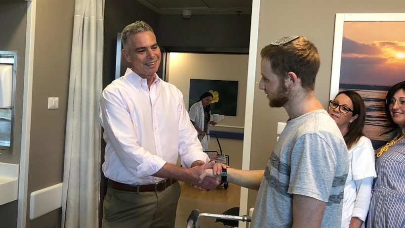 דביר שנרב בן ה- 19, אשר נפצע בפיגוע בדולב, משוחרר מבית החולים