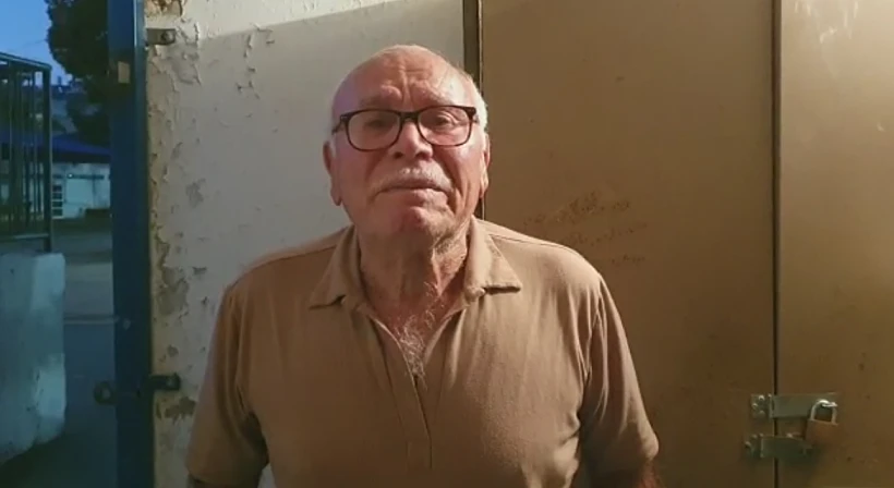 ניצול השואה שלום ג'אנח קורא בבכי לעצור את הגירוש של מיכאל בן התשע ואחותו שירה בת החמש