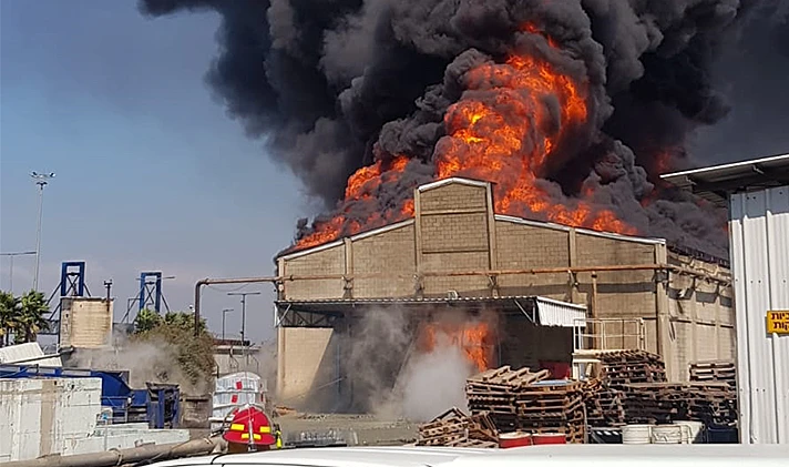 שריפה גדולה במיכל במפעל שמן בחוף שמן סמוך לכניסה הצפונית לנמל
