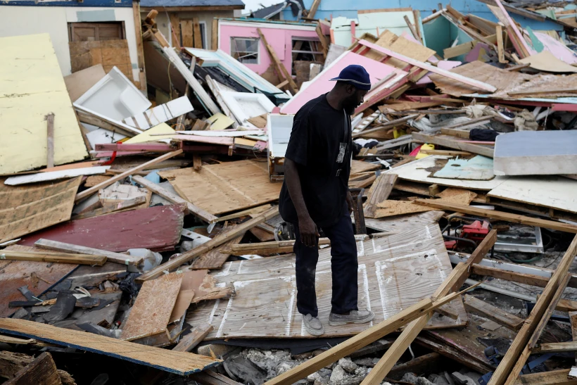 אדם מחפש את חפציו בהריסות באיי בהאמה