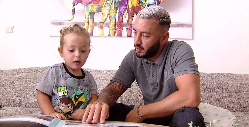 גיא יחזקאל ובנו קאי מתבוננים ביחד בתמונות של קים