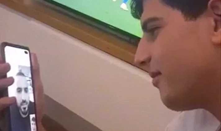 ישי שטרית, הנער שהותקף אמש על ידי חבורת נערים ששברו את לסתו ואת ושיניו, משוחח בשיחת וידאו עם מאור אדרי