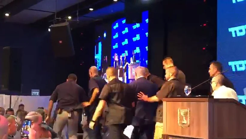 בנימין נתניהו מפונה מהבמה