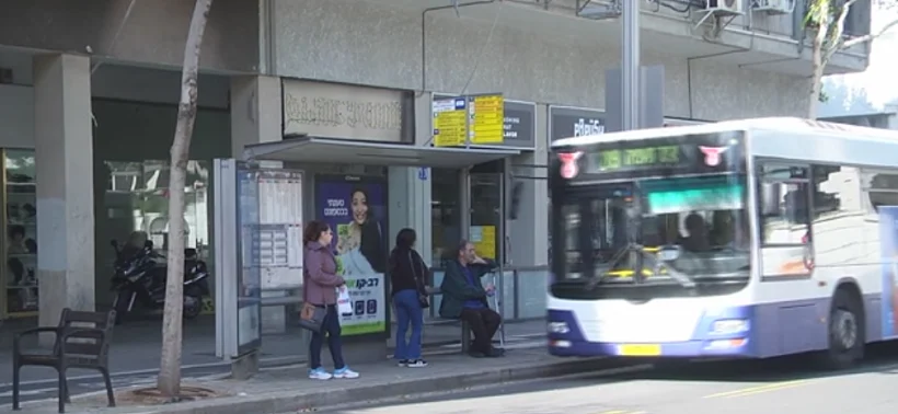 אוטובוס נכנס לתחנה