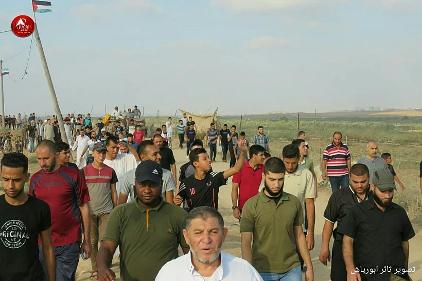 מפגינים על הגדר