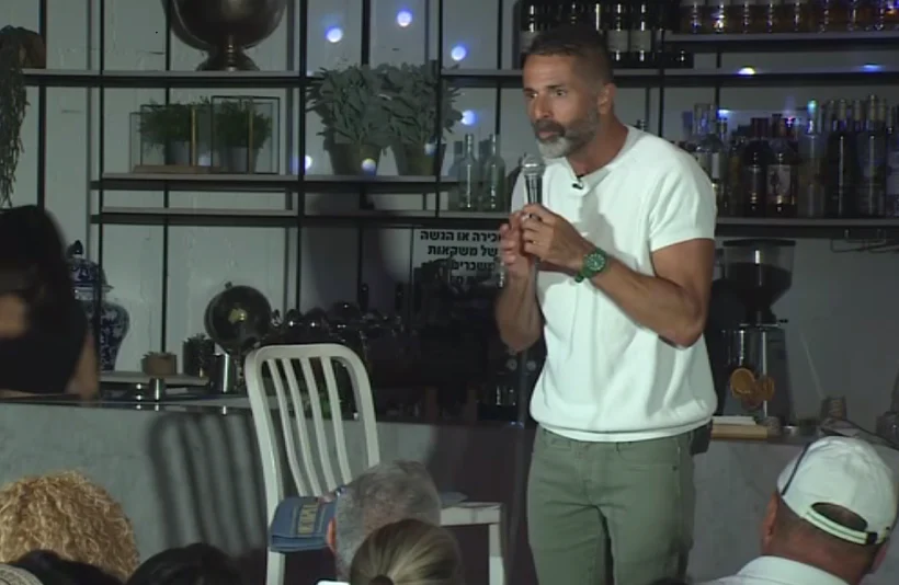 נדב אבקסיס במהלך מופע סטנדאפ באשדוד