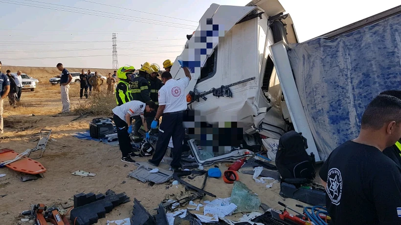 תאונה בין שתי משאיות סמוך לדימונה