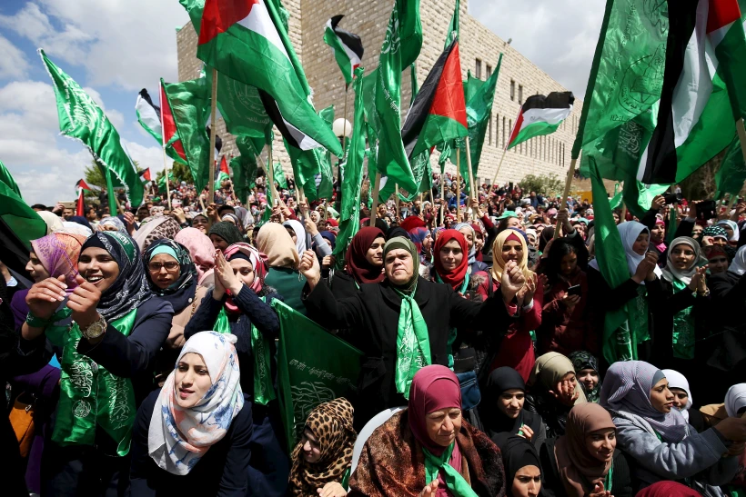 הפגנה עם דגלי חמאס באוניברסיטת ביר זית