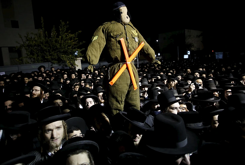 חרדים מפגינים נגד גיוס (ארכיון)