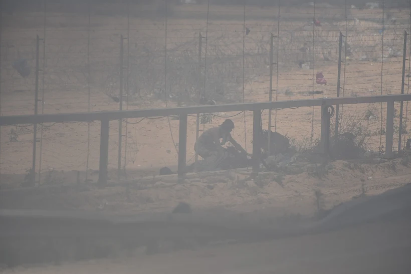 מחבלים המניחים מטעני חבלה על גדר המערכת