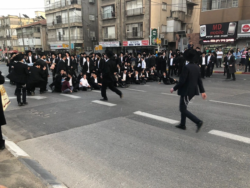 חרדים חוסמים את ציר ז'בוטינסקי בבני ברק בהפגנה נגד הגיוס