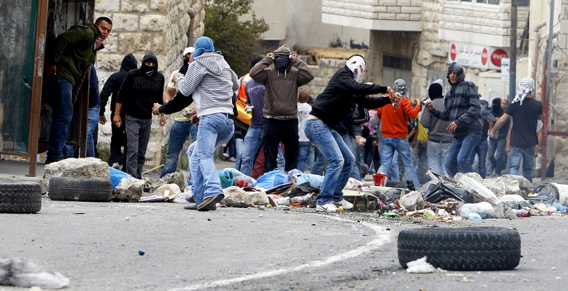 מפגינים מיידים אבנים במזרח ירושלים ביום הנכבה