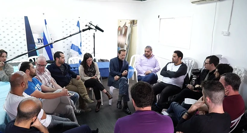 משה פייגלין עם נציגי הקהילה הגאה (החדשות 13)