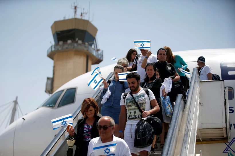 עולים חדשים יורדים ממטוס