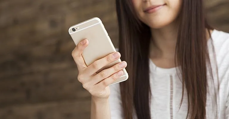 נערה עם סמארטפון