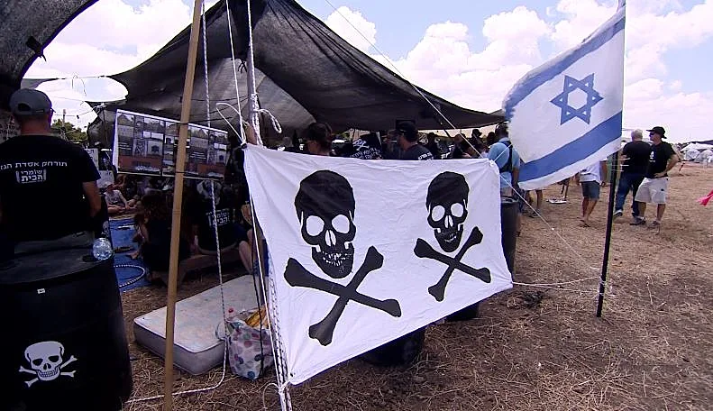 מאהל המחאה בחוף דור נגד הקמת אסדת הגז