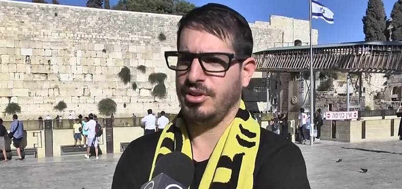 משה חוגג בעת ביקור בכותל המערבי