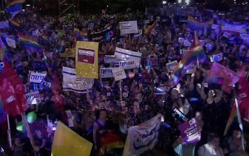 המונים בהפגנת הלהט