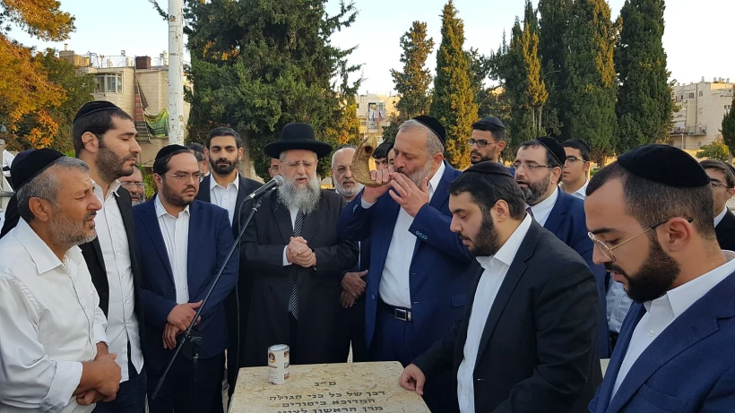 בכירי ש''ס על קברו של הרב עובדיה יוסף