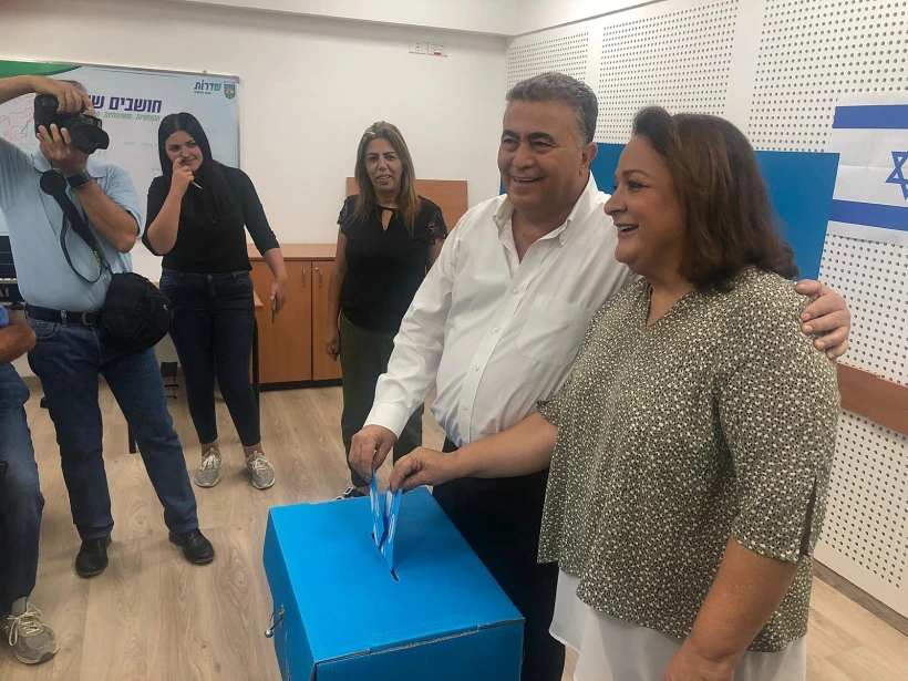 עמיר פרץ מצביע