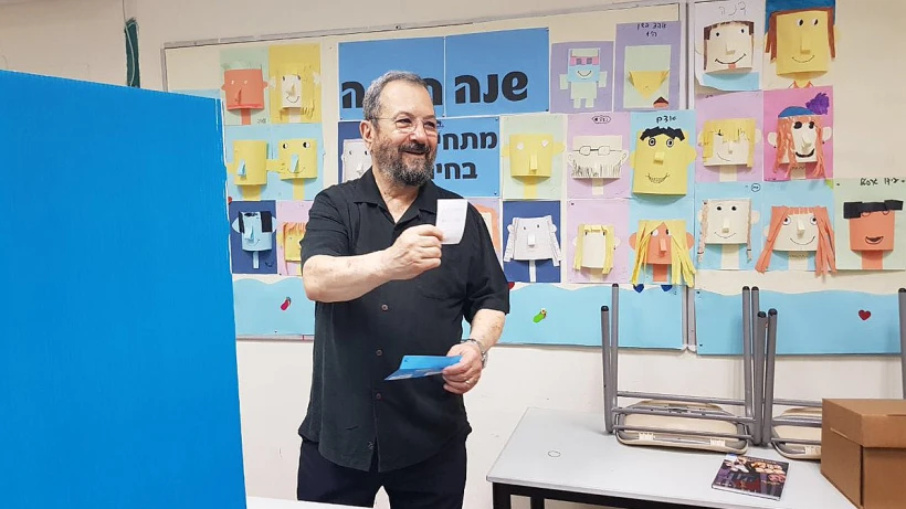 אהוד ברק הצביע בקלפי הסמוך לביתו