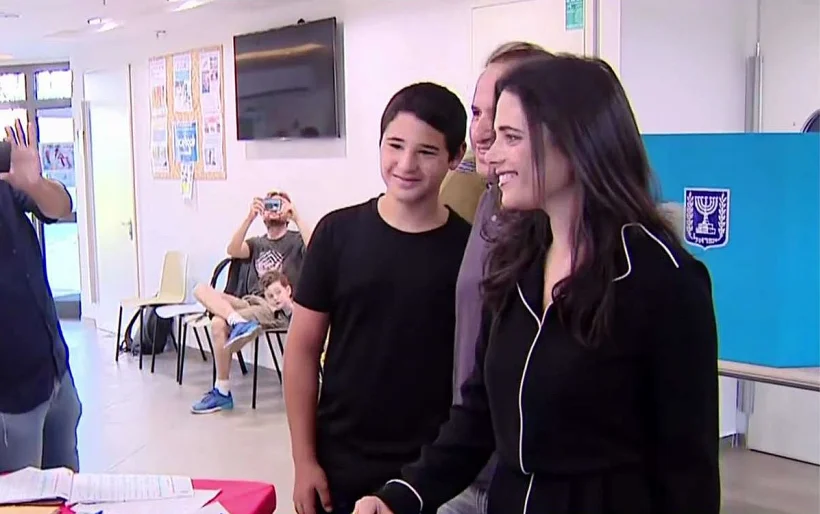 איילת שקד ומשפחתה בקלפי בתל אביב