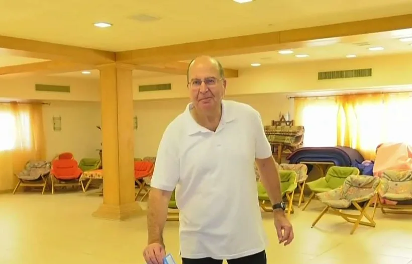 שר הביטחון לשעבר משה יעלון מצביע בקלפי בראש העין